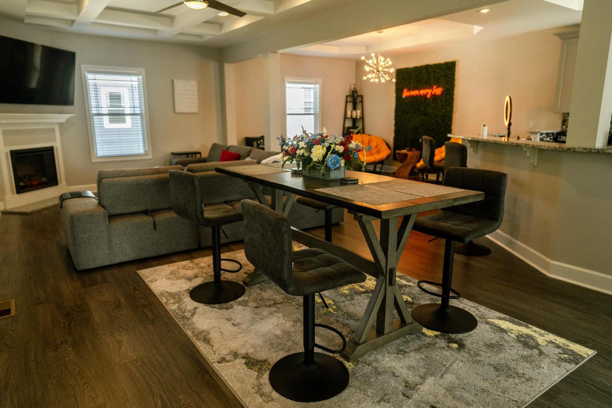 Enjoy This Mini-Mansion Near Downtown And The Airport! 애틀랜타 외부 사진